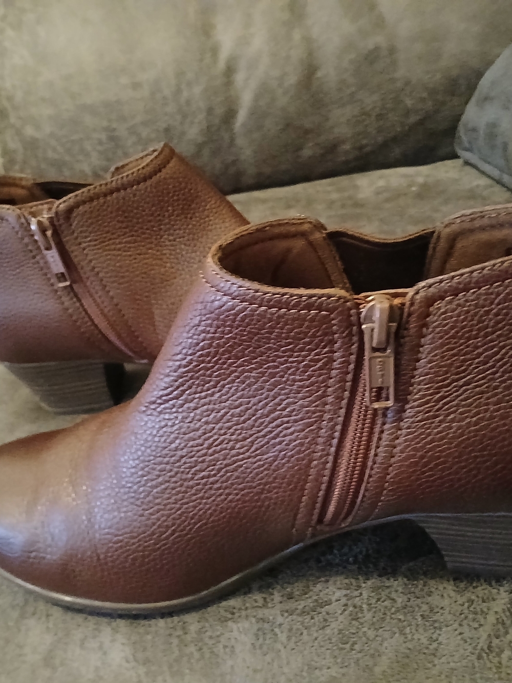 Clarks Women's Brown Leather Ankle Booties with Side Zip Size 8 - Picture 3 of 6